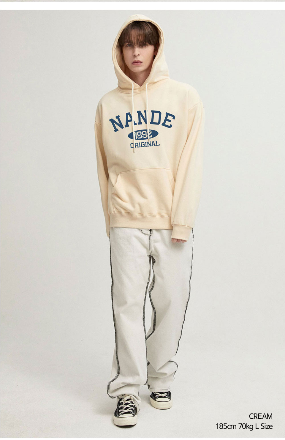 크림색상 오리지널 맨투맨을 입은 남자 사진