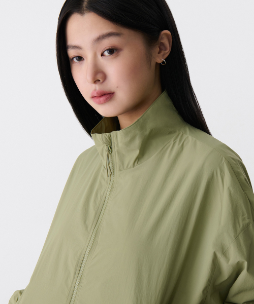 WOMENS OVERSIZE HIGHNECK WINDBREAKER JACKET [SAGE]
