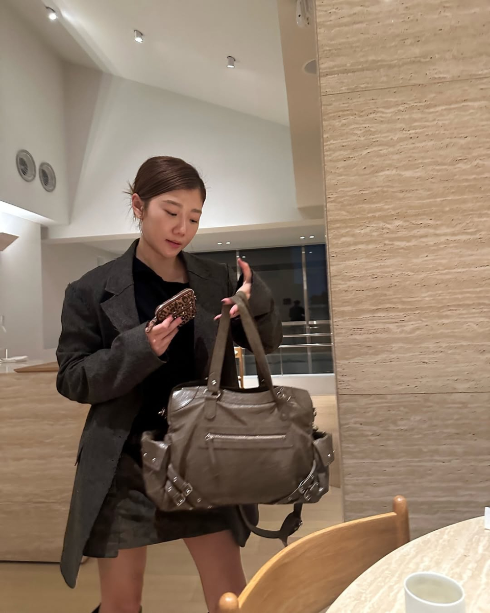 다이닛(DEINET) STUD POCKET BIG BAG IN KHAKI - 사이즈 & 후기