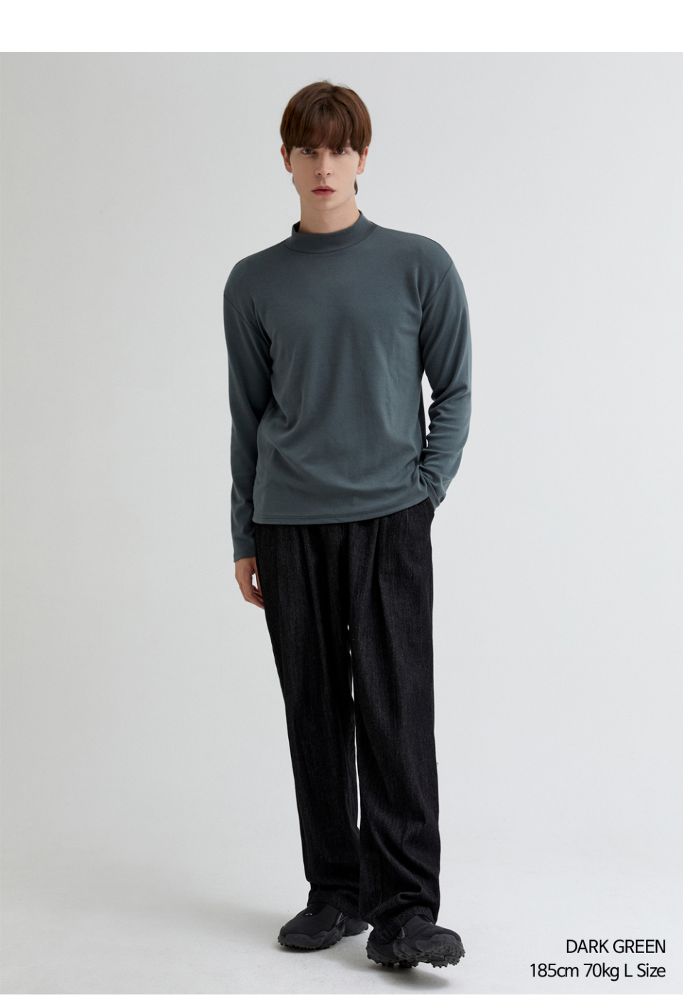 다크그린색상 하프폴라티를 입은 남자사진