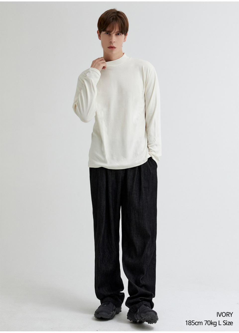 아이보리색상 하프폴라티를 입은 남자사진