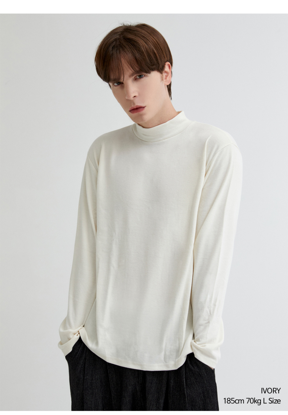 아이보리색상 하프폴라티를 입은 남자사진