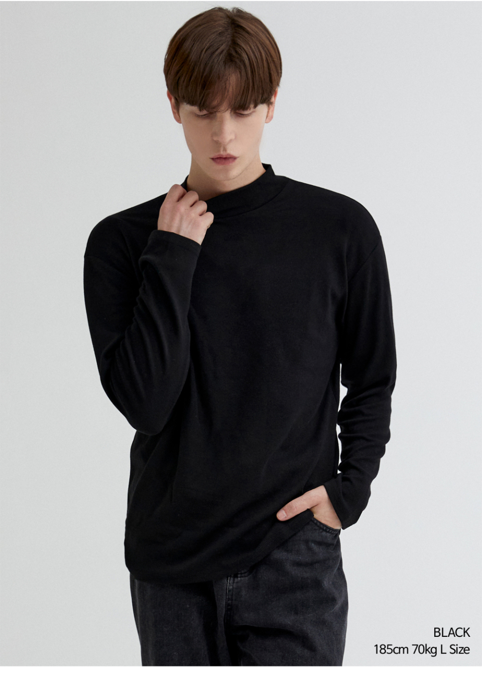 블랙색상 하프폴라티를 입은 남자사진