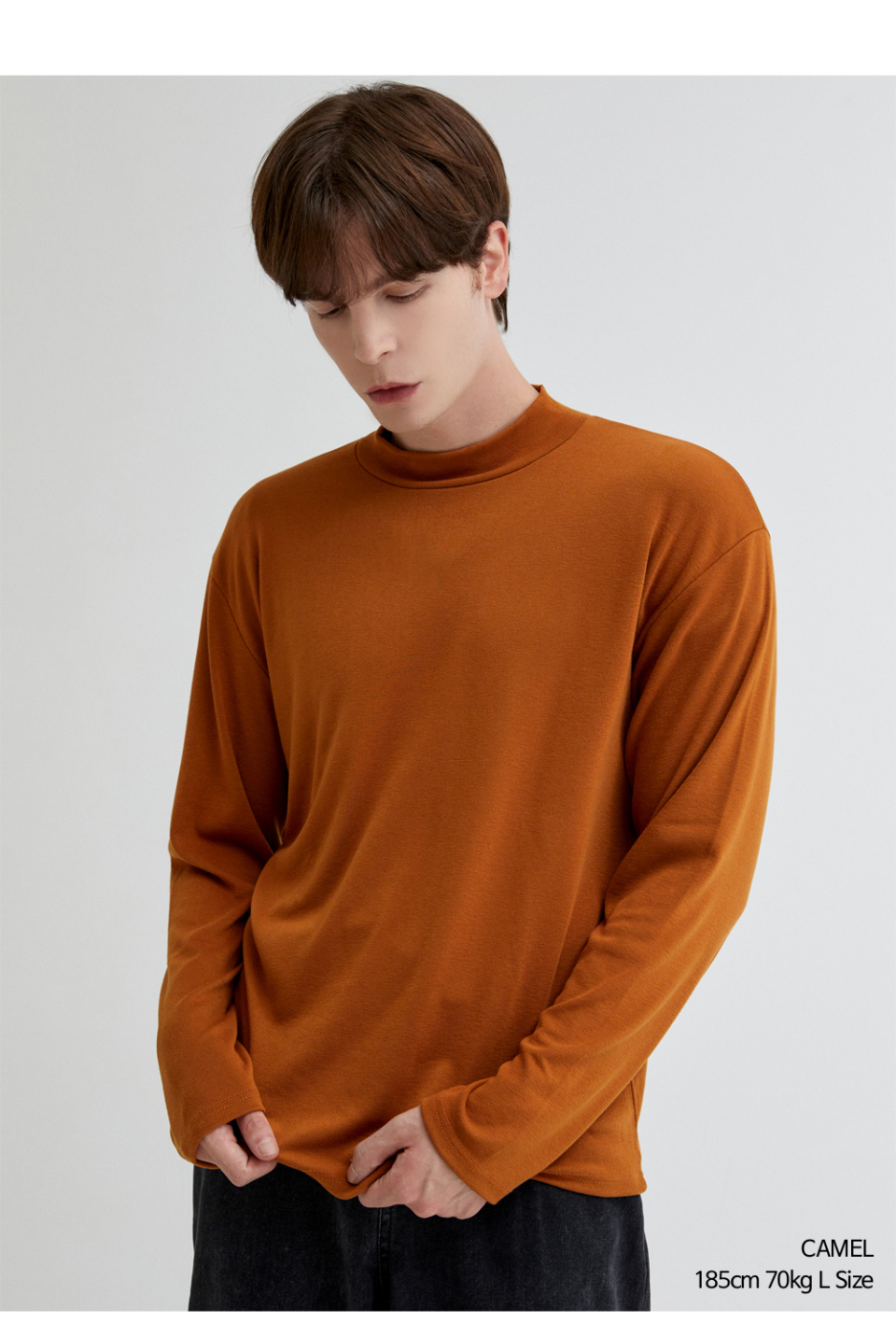 카멜색상 하프폴라티를 입은 남자사진