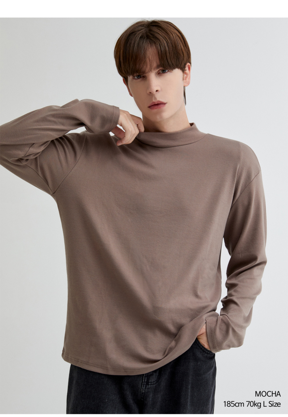 모카색상 하프폴라티를 입은 남자사진