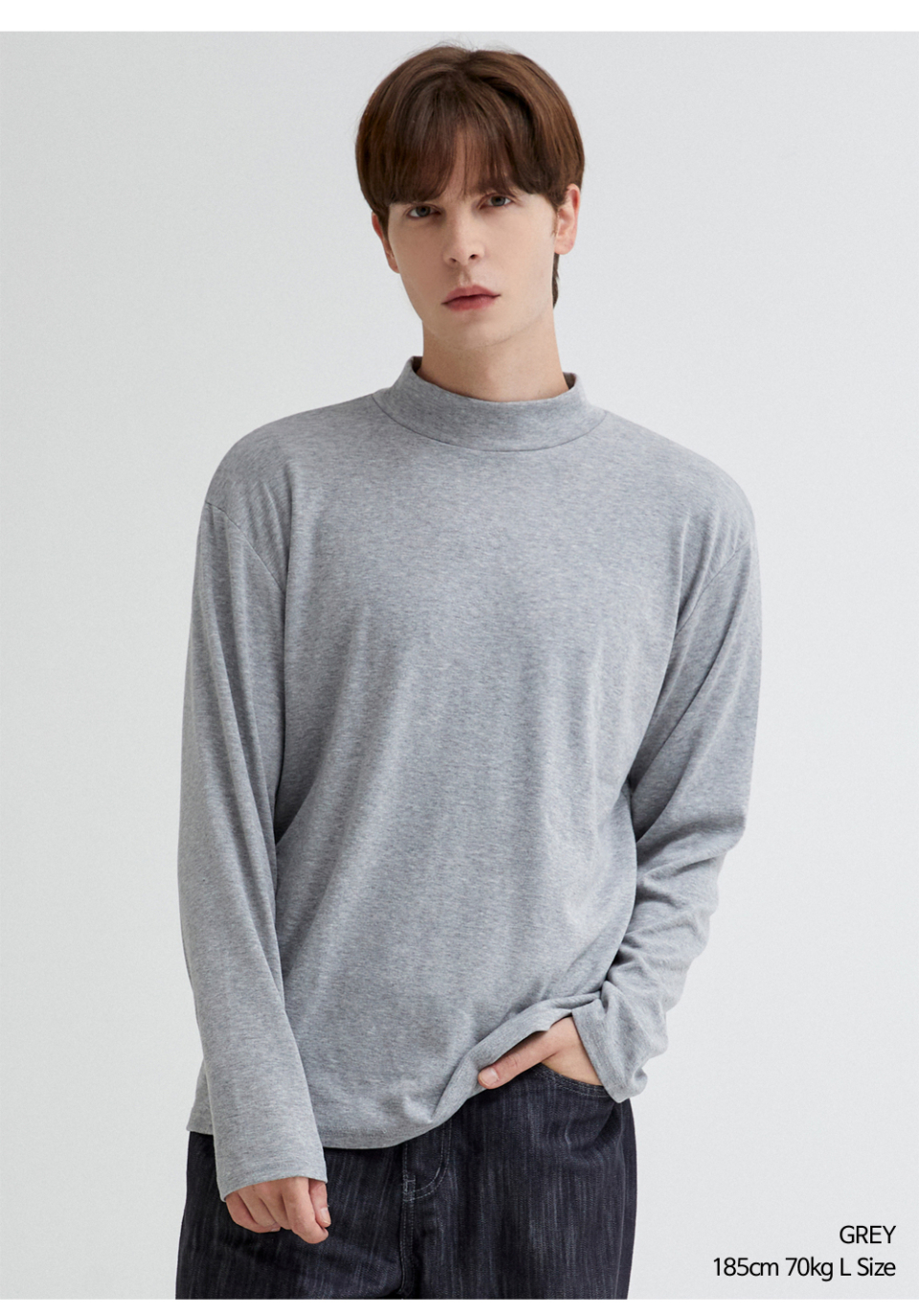 그레이색상 하프폴라티를 입은 남자사진