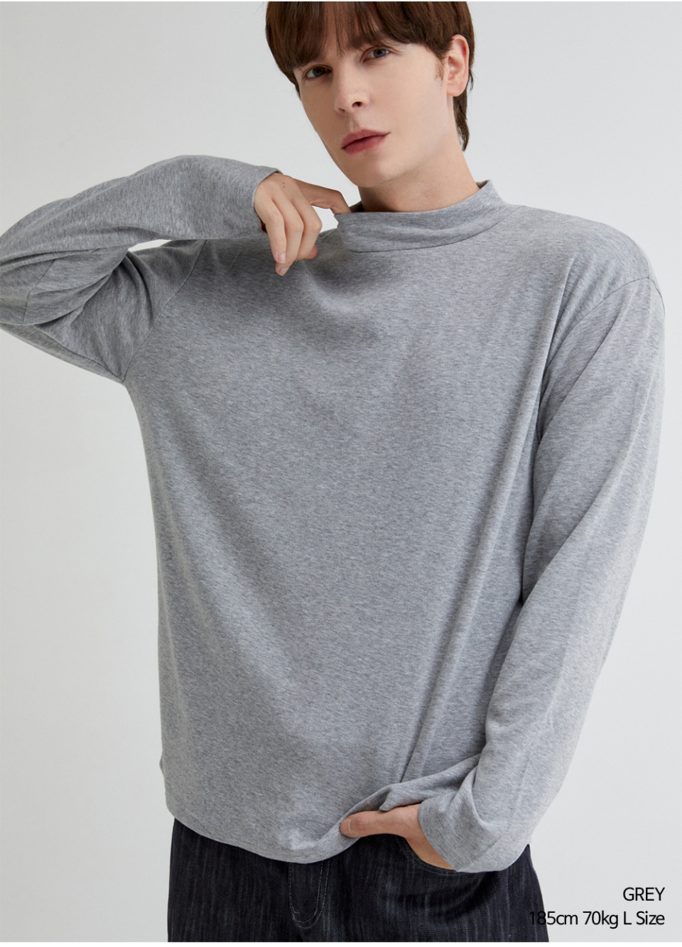 그레이색상 하프폴라티를 입은 남자사진