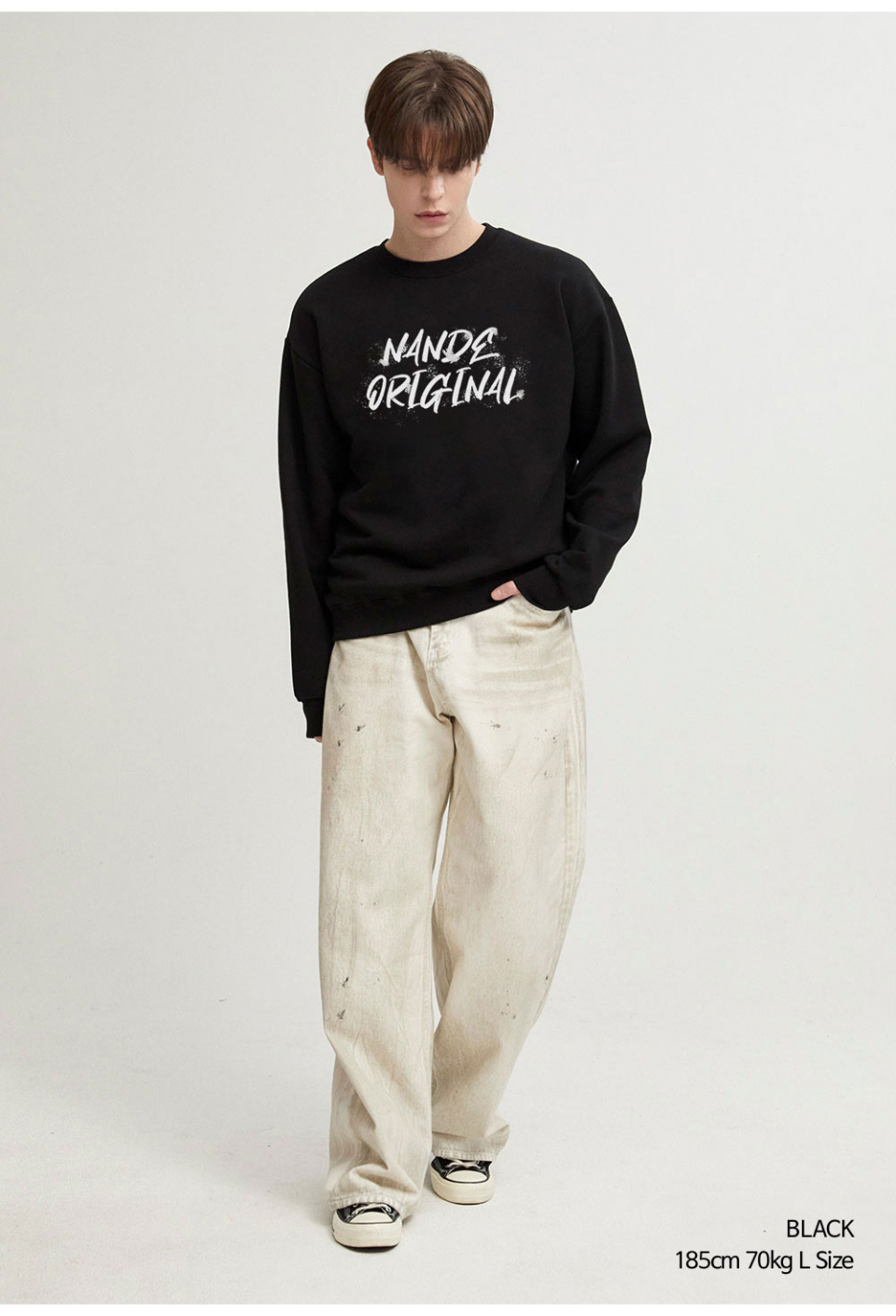 블랙색상 빈티지오리지널 전사가 앞부분에 찍힌 맨투맨을 입은 남자사진