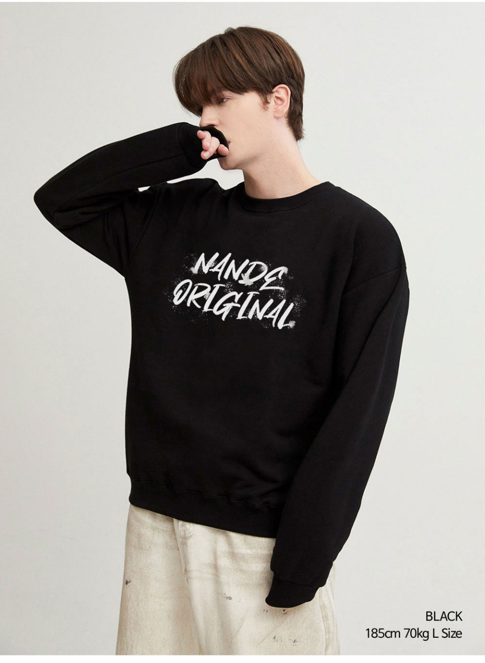 블랙색상 빈티지오리지널 전사가 앞부분에 찍힌 맨투맨을 입은 남자사진