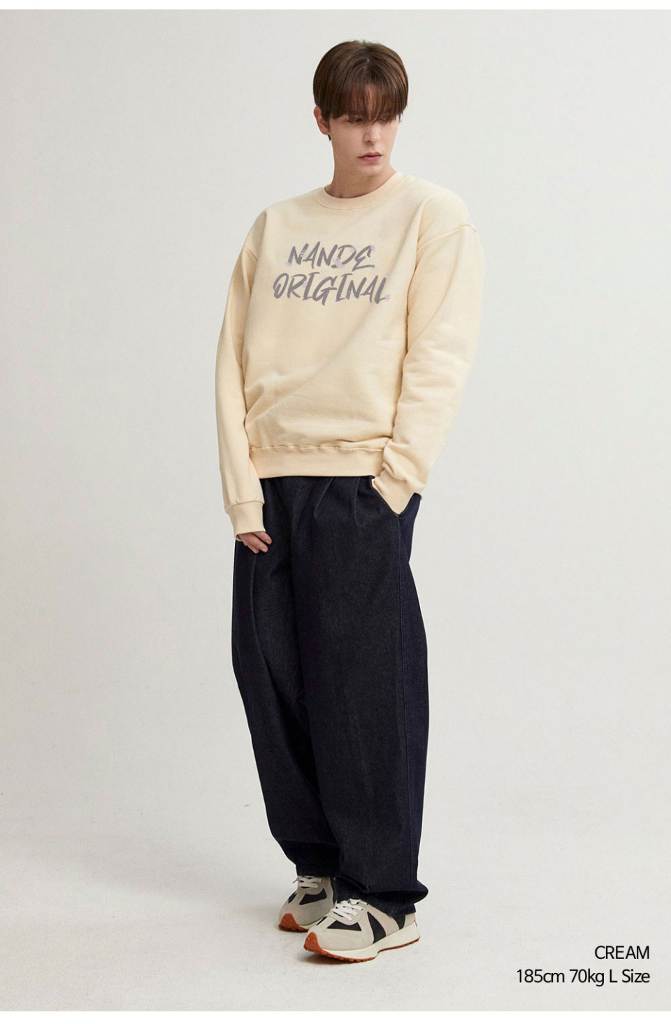 크림색상 빈티지오리지널 전사가 앞부분에 찍힌 맨투맨을 입은 남자사진