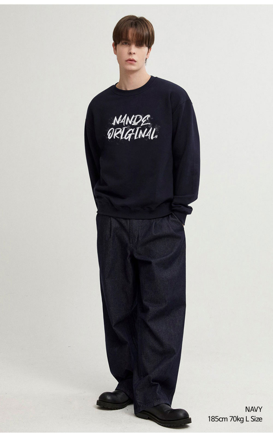 네이비색상 빈티지오리지널 전사가 앞부분에 찍힌 맨투맨을 입은 남자사진