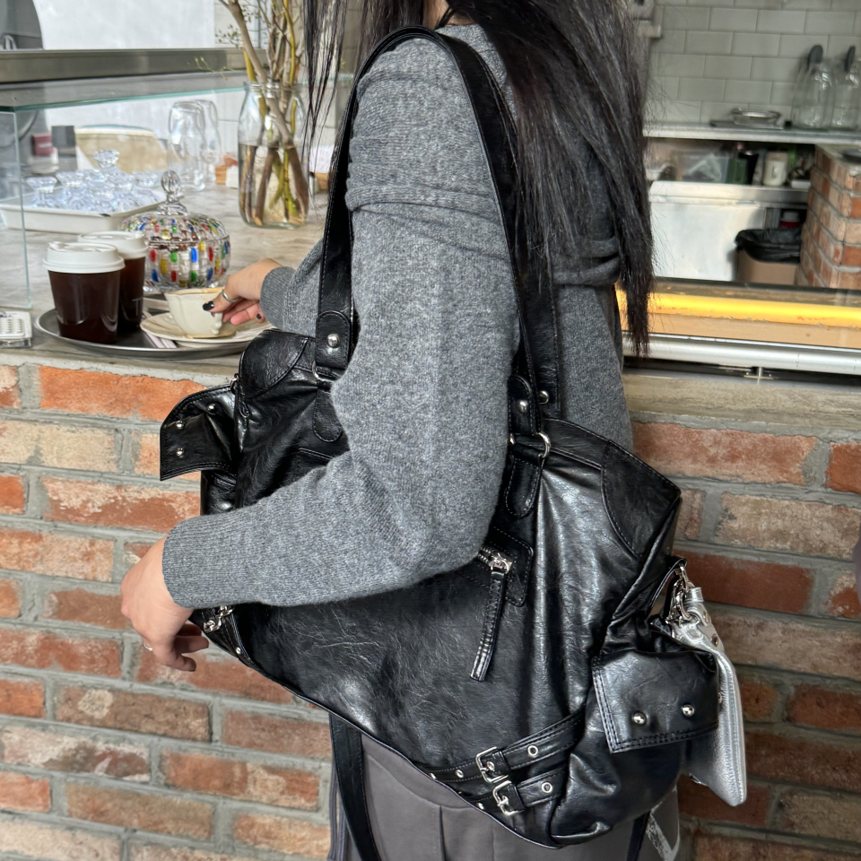 다이닛(DEINET) STUD POCKET BIG BAG IN BLACK - 사이즈 & 후기