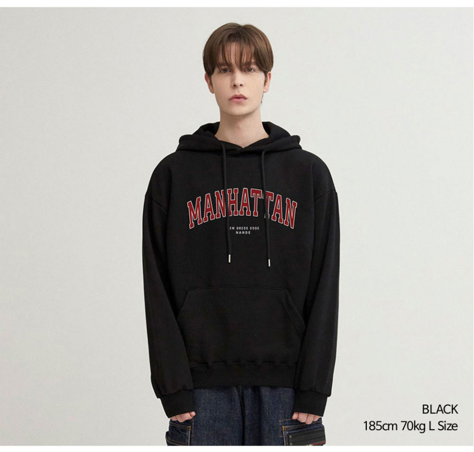 블랙색상 멘헤튼 글자가 옷 가슴부분에 찍혀있는 맨투맨을 입은 남자 사진 