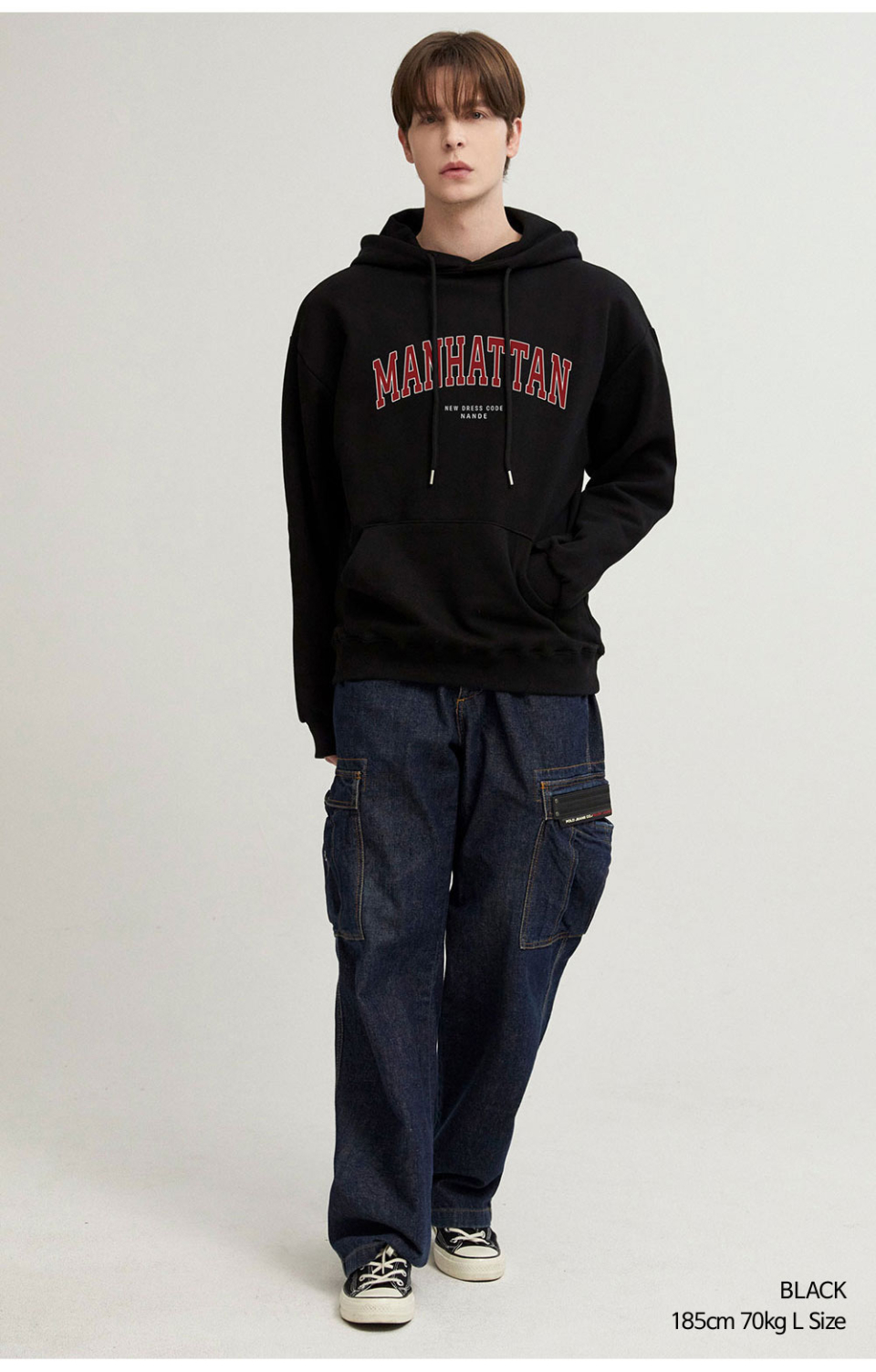 블랙색상 멘헤튼 글자가 옷 가슴부분에 찍혀있는 맨투맨을 입은 남자 사진 