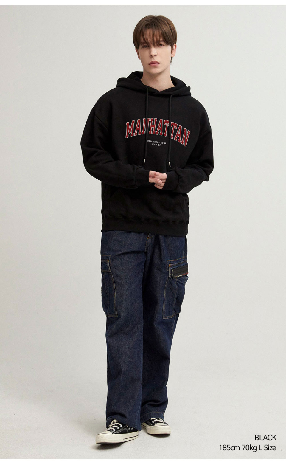 블랙색상 멘헤튼 글자가 옷 가슴부분에 찍혀있는 맨투맨을 입은 남자 사진 