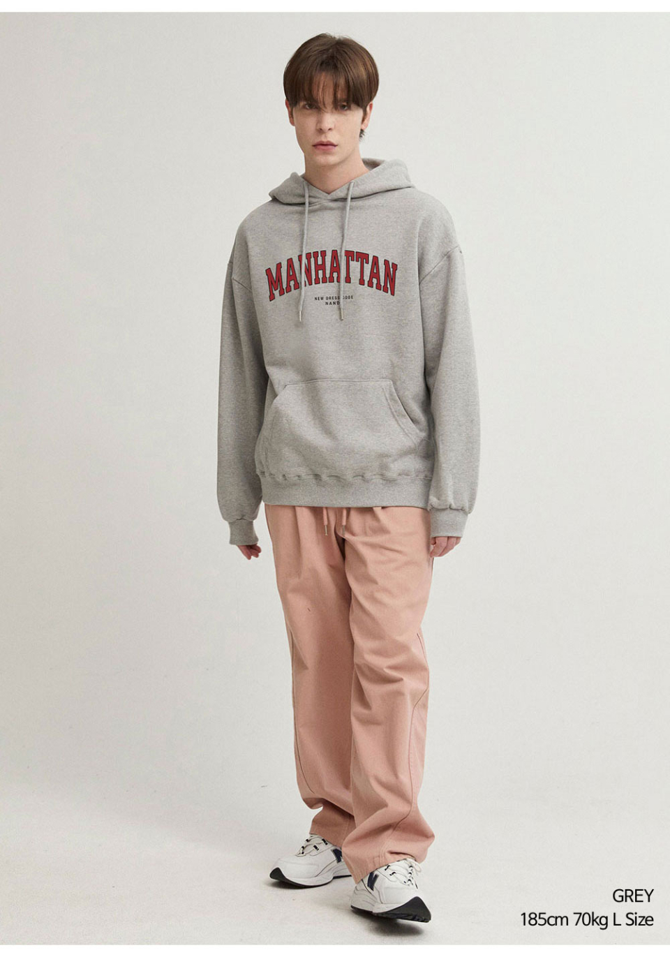 그레이색상 멘헤튼 글자가 옷 가슴부분에 찍혀있는 맨투맨을 입은 남자 사진 