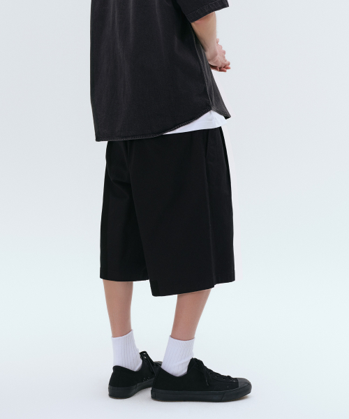TWO TUCK WIDE CHINO SHORTS [BLACK]