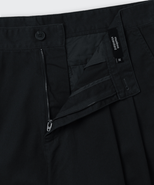 TWO TUCK WIDE CHINO SHORTS [BLACK]