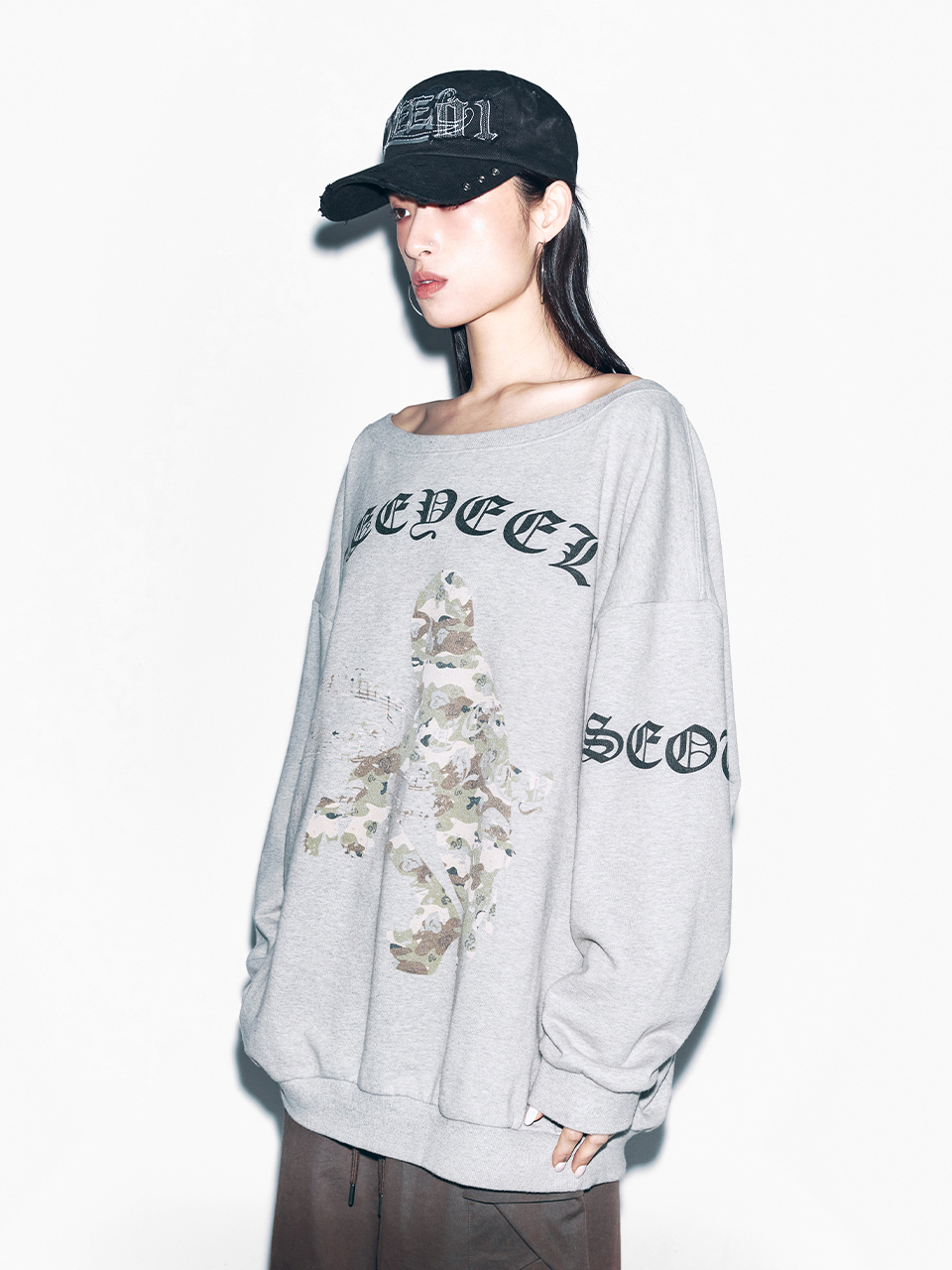 와이이이엘(YEEL) GRAPHICS OFF-SHOULDER SWEATSHIRT GREY
