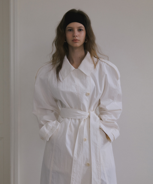 SIGNATURE VOLUME SLEEVE TRENCH COAT_WHITE