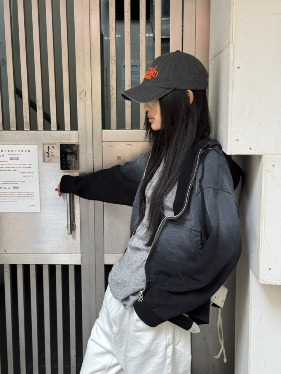 D LOGO WASHED HOOD ZIP-UP IN BLACK 상세 이미지 11