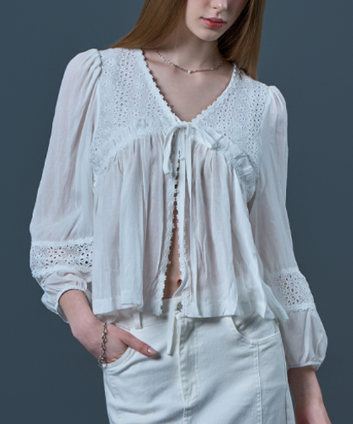 V-neck богемная блуза с вышивкой, сборкой и лентой [WHITE] KCL.
