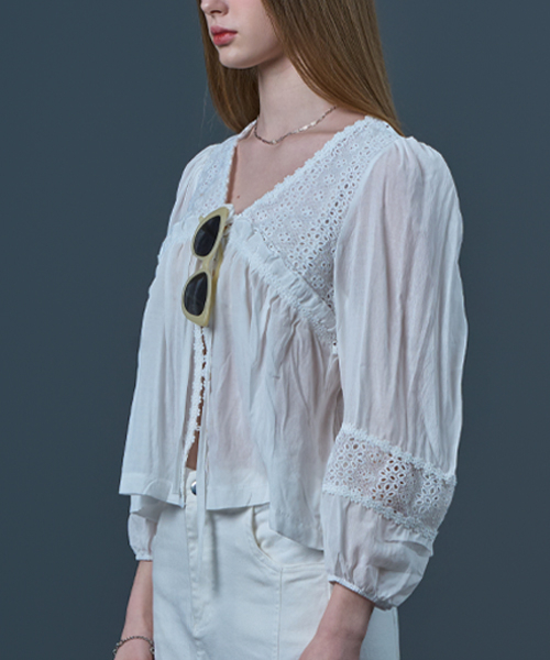 V-neck богемная блуза с вышивкой, сборкой и лентой [WHITE] KCL.