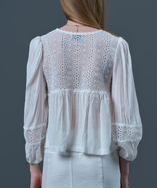 V-neck богемная блуза с вышивкой, сборкой и лентой [WHITE] KCL.