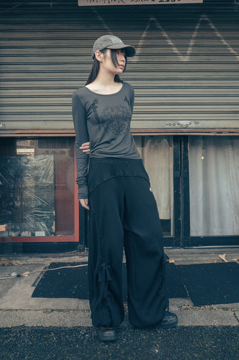 MUSINSA | HUG YOUR SKIN Ornament Print Top (Charcoal)
