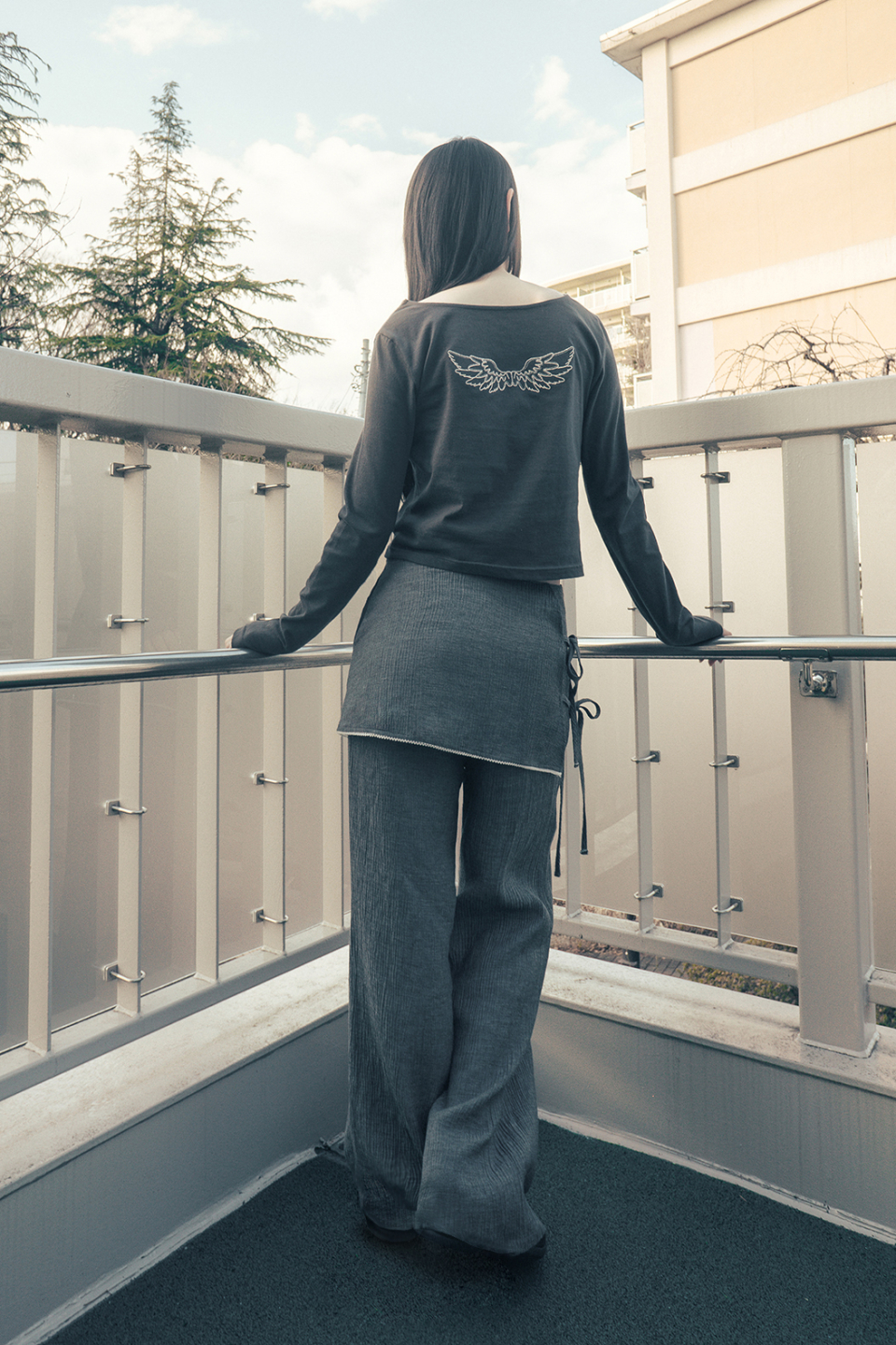 MUSINSA | HUG YOUR SKIN Angel Wing Top (Charcoal)