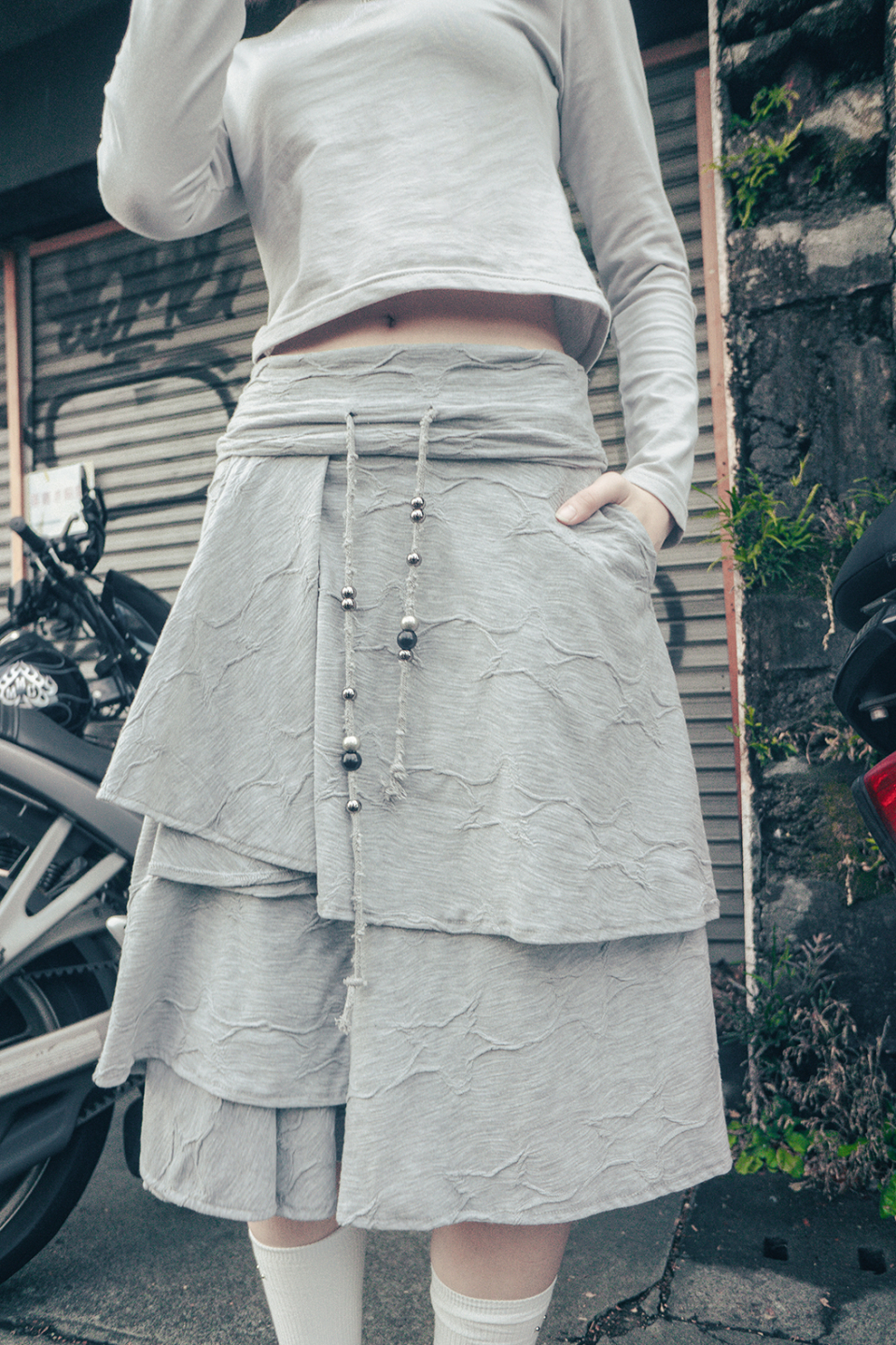 MUSINSA公式 | HUG YOUR SKIN Star Flared Midi Skirt (Grey)