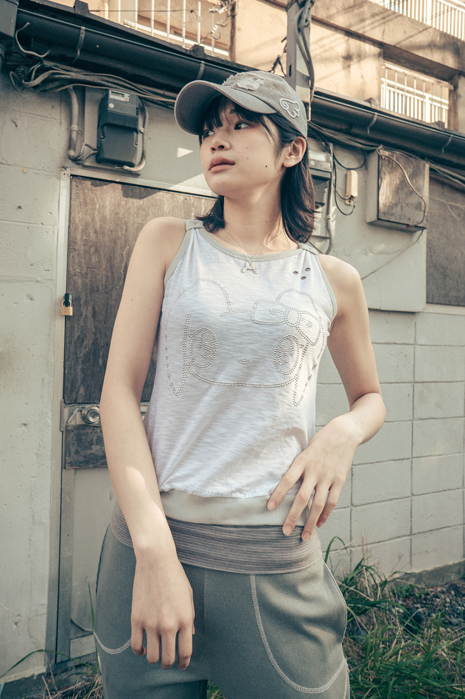 【HUG YOUR SKIN】 Hugging hotfix sleeveless (White) MUSINSA | HUG YOUR SKIN Togging Hotfix Sleeveless (White)