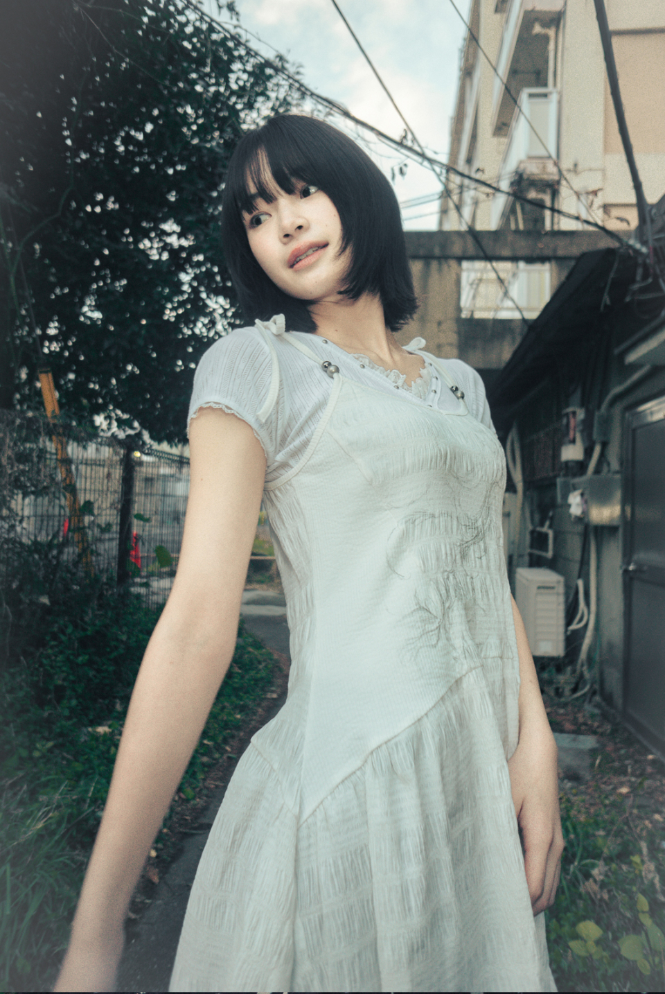 MUSINSA | HUG YOUR SKIN Flared V-Neck Sleeveless (White)