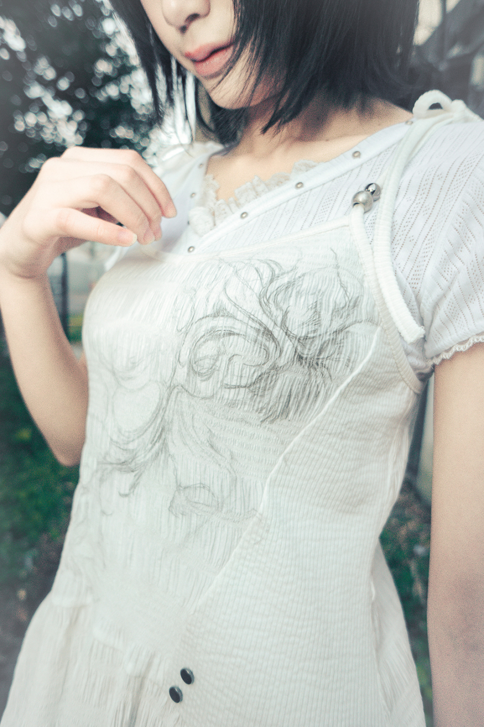 MUSINSA | HUG YOUR SKIN Flared V-Neck Sleeveless (White)