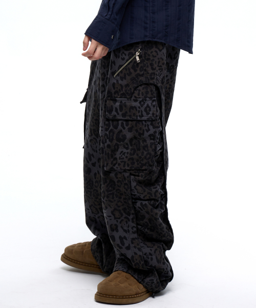WRINKLE MIXED LEOPARD CARGO PANTS - NAVY