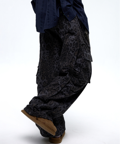 WRINKLE MIXED LEOPARD CARGO PANTS - NAVY