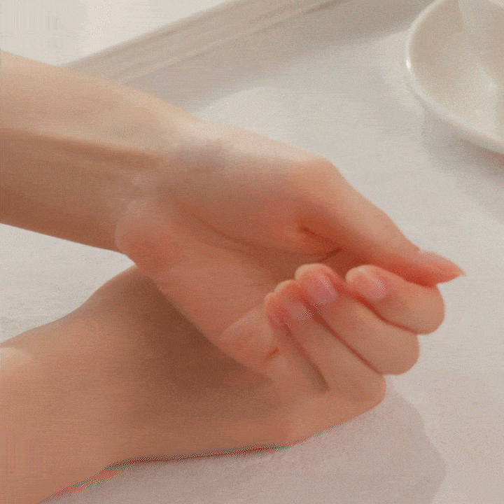 핸드크림 바르는 영상