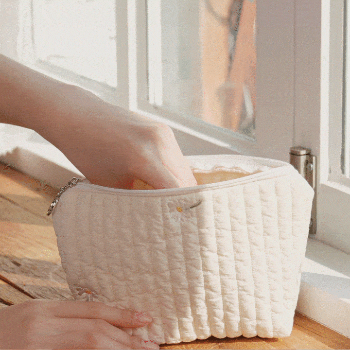 파우치에서 꺼내는 영상