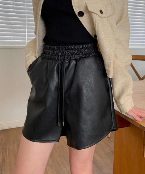 Faux Leather Banding Shorts брюки черный