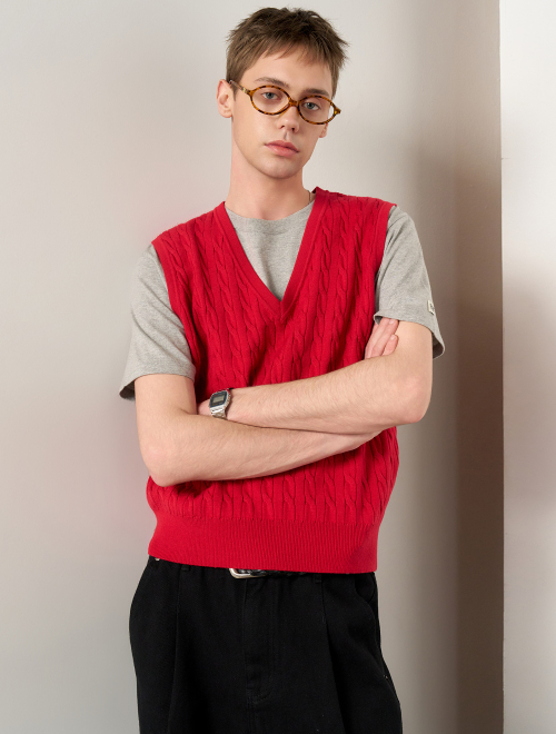 MAN базовый жилет с V-вырезом косами RED / SBE1M06008