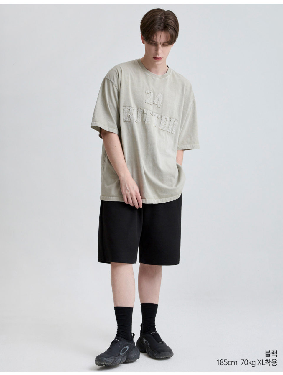 블랙색상 하나의 턱이있는 와이드핏 반바지를 입은 남자