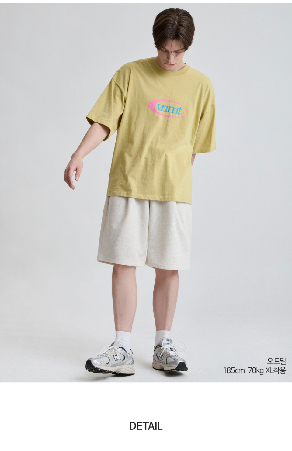 오트밀색상 하나의 턱이있는 와이드핏 반바지를 입은 남자