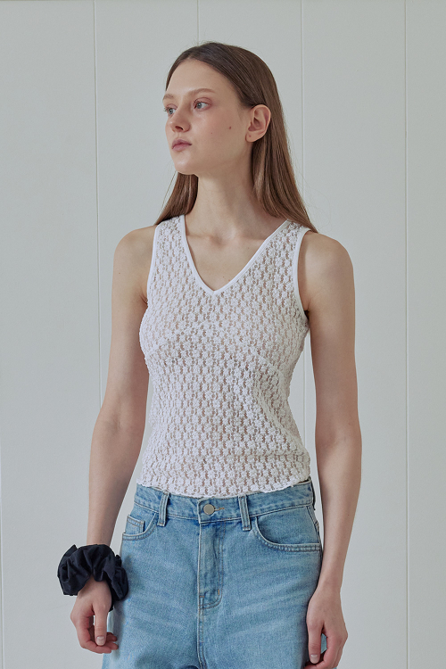 V-NECK LACE SLEEVELESS TOP