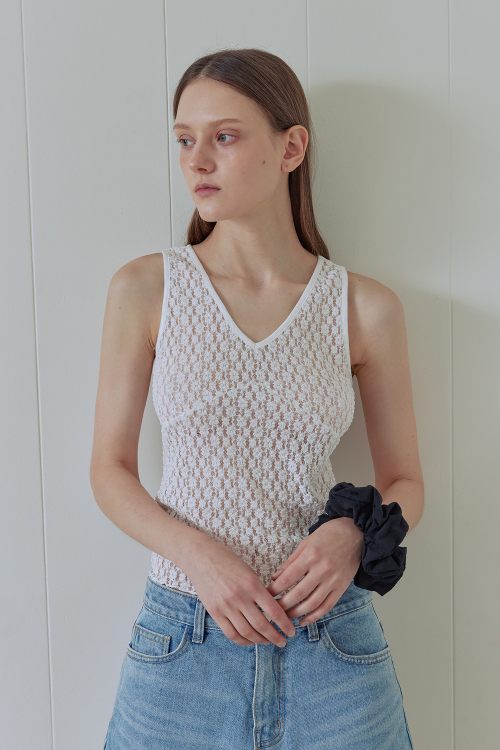 V-NECK LACE SLEEVELESS TOP