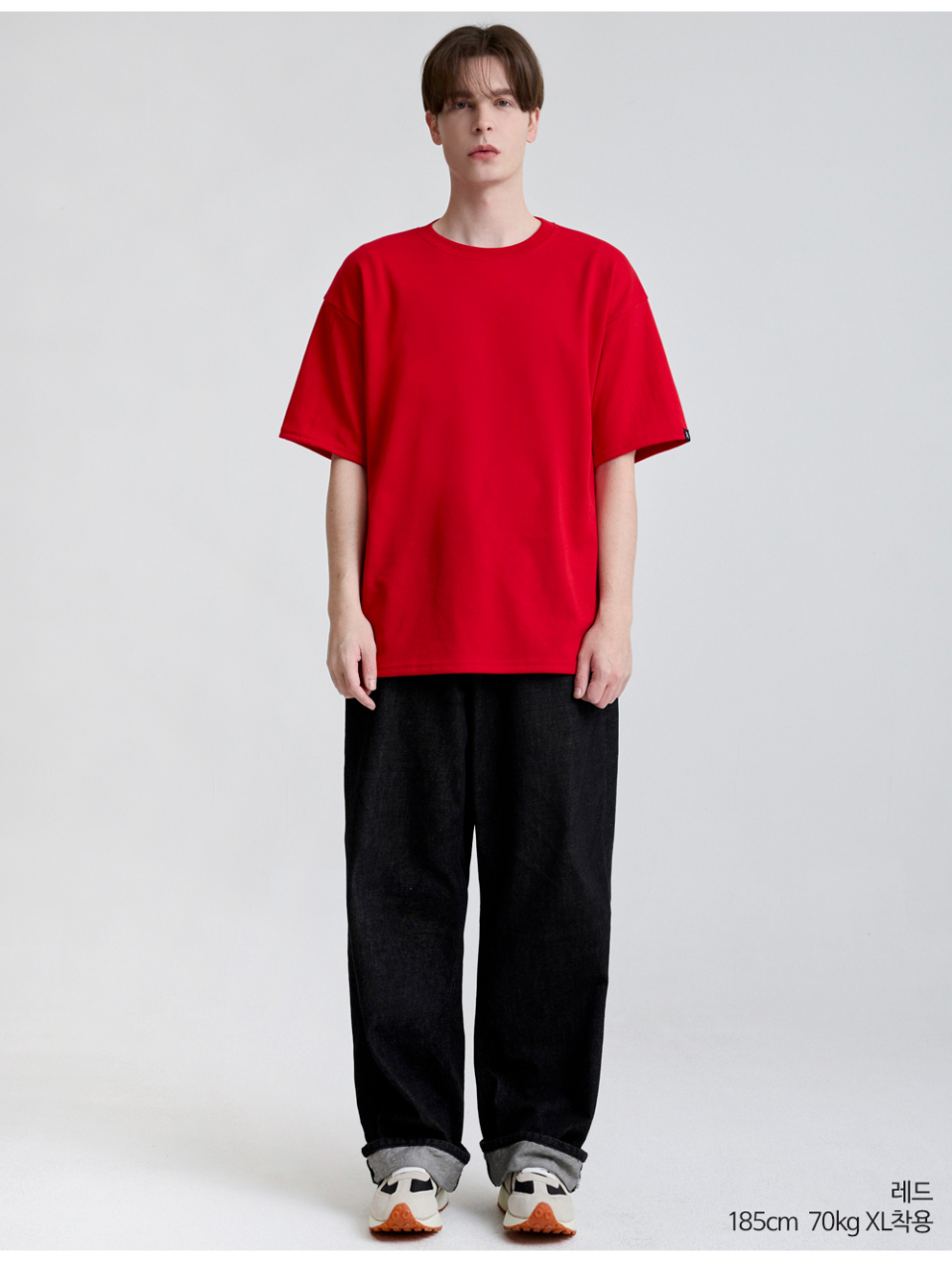 레드색옷 팔에 포인트로 라벨이 붙어있는 옷을 입은 남자사진