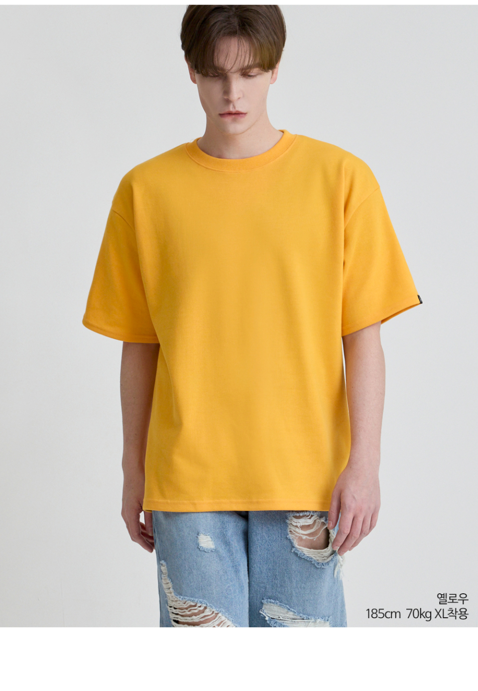 옐로우색옷 팔에 포인트로 라벨이 붙어있는 옷을 입은 남자사진