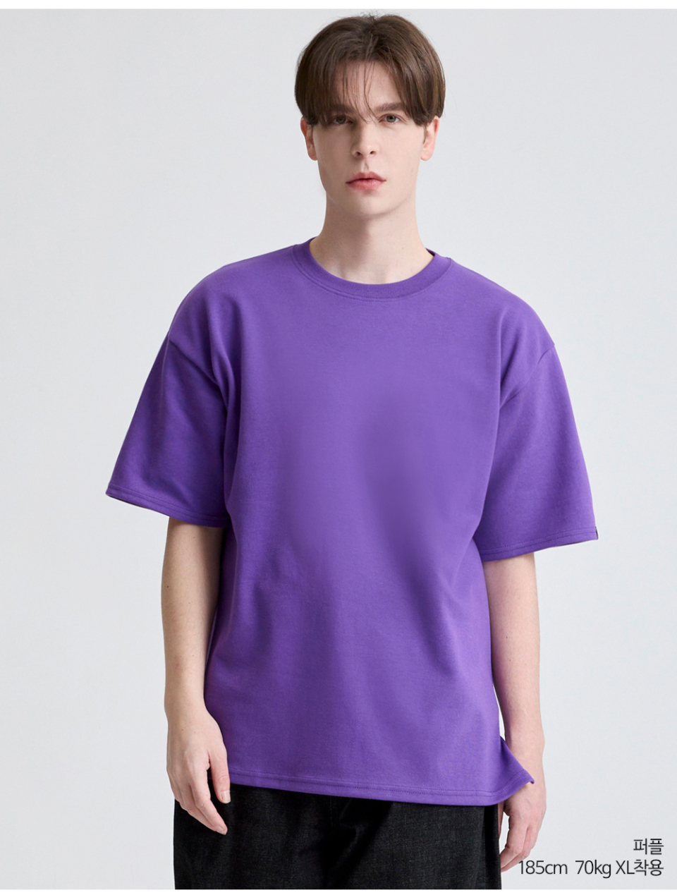 퍼플색옷 팔에 포인트로 라벨이 붙어있는 옷을 입은 남자사진