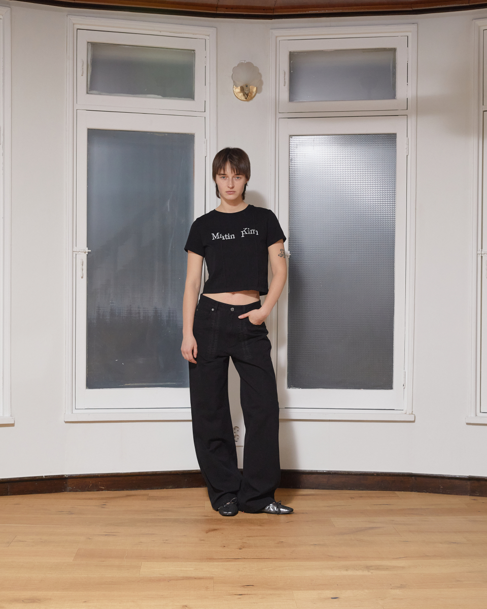 MUSINSA公式 | MATIN KIM UNBALANCE TYPO LOGO CROP TOP IN BLACK