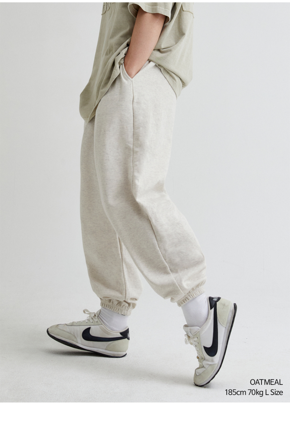 오트밀색상 세미와이드 조거팬츠를 입은 남자사진