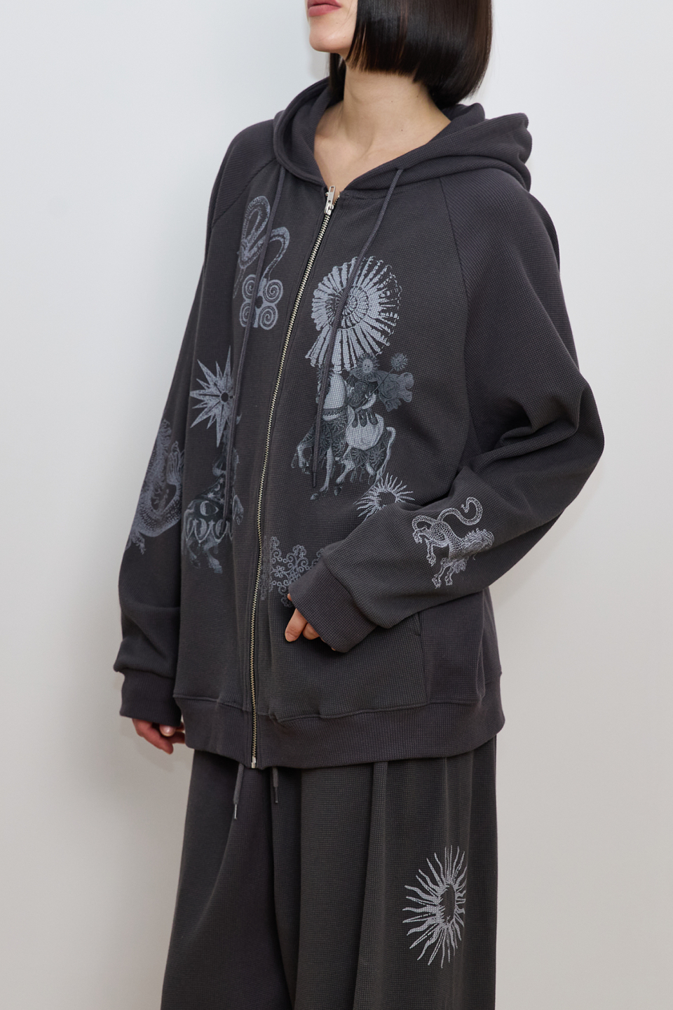 투머치택스(TOOMUCHTAX) TAROT WAFFLE ZIP-UP HOODIE (CHARCOAL